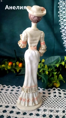 Фигура на дама с маркировка , снимка 2 - Статуетки - 51012116