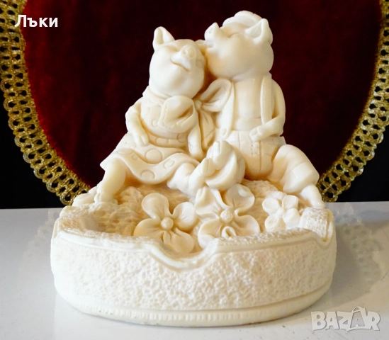 Пепелник с фигура Две Прасенца,Faro Italy. 