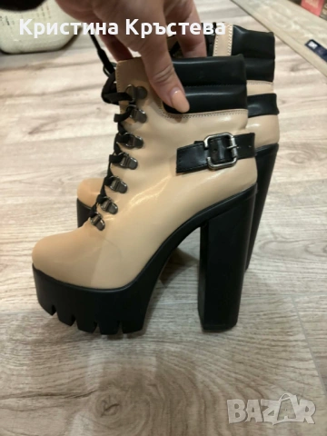 Дамски бежови боти