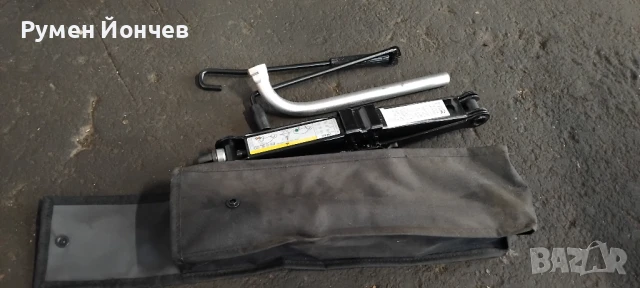 Комлект Крик с ключ за джанти  за Ауди А4 след 2012 г 