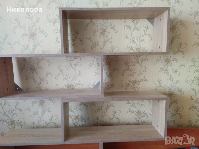 Комплект от две етажерки за стена.