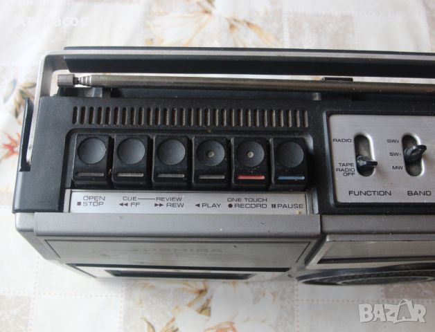 Стар радиокасетофон Toshiba RT-4950 за части, снимка 3 - Радиокасетофони, транзистори - 45912601