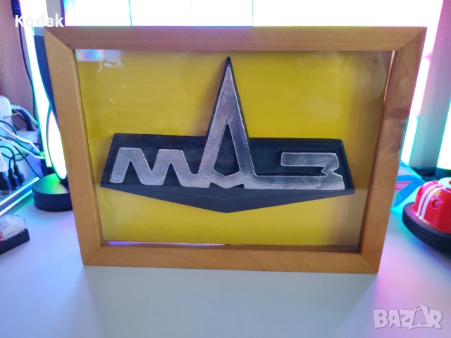 Емблема от камион Маз във рамка