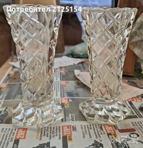 Две малки вази от оловен кристал.