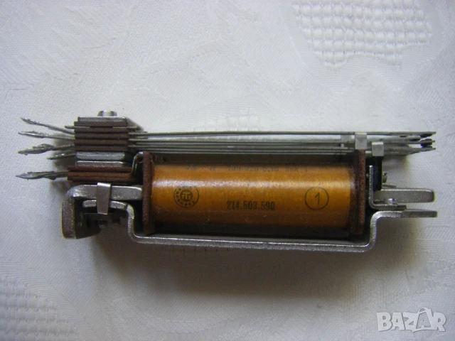 Реле с позлатени контактни пластини.