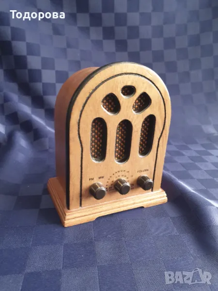 Малък радиоприемник с ретро дизайн, снимка 1
