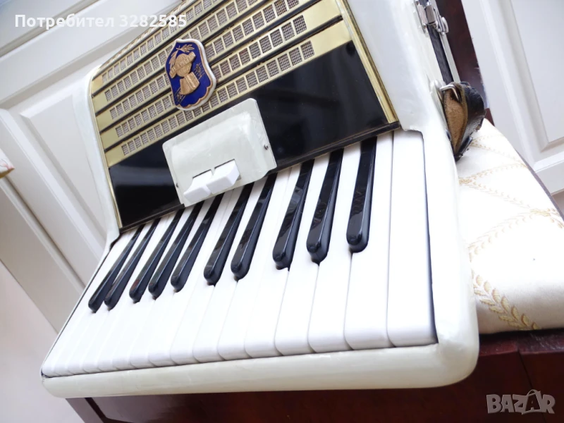 Акордеон Велтмайстер 32 баса, снимка 1
