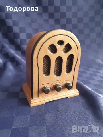 Малък радиоприемник с ретро дизайн