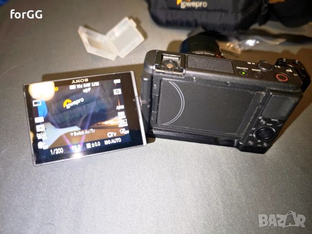 Фотоапарат за влогинг Sony ZV-1 с L грип/бракет SmalRig и екстри, снимка 4 - Фотоапарати - 53927135
