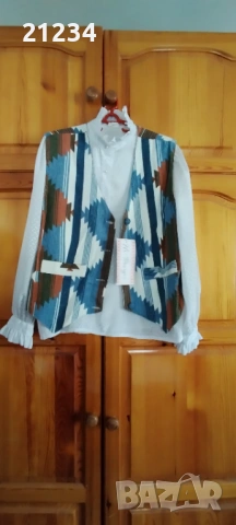 Бяла дамска копринена риза и елече 