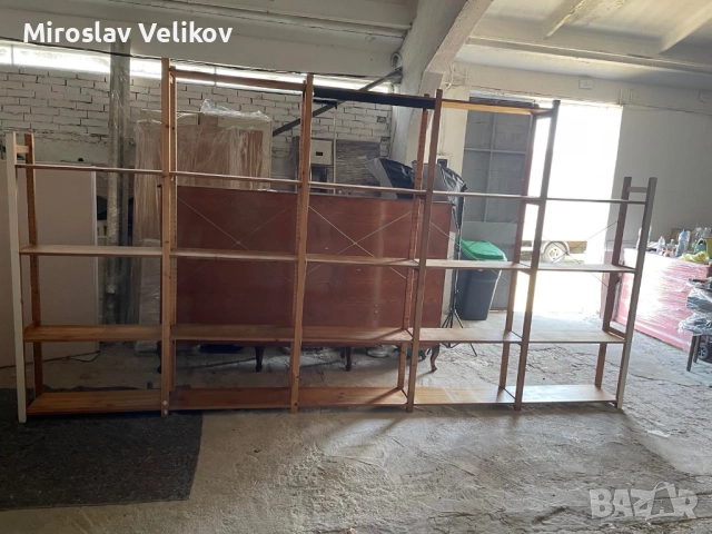 Дървен регал в много добро състояние 