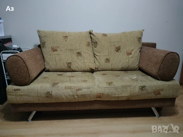 Кафяв диван