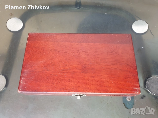 Колекция от значки в мн .хубава дървена кутия 