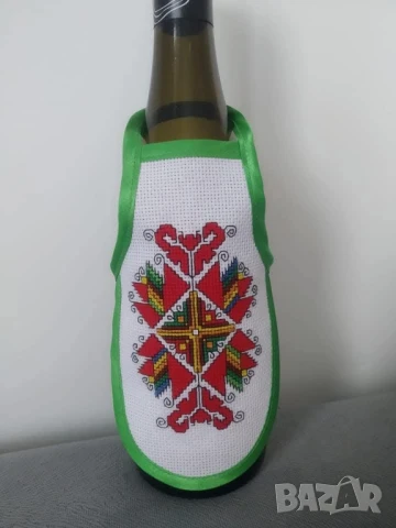 ръчно бродирана престилка за бутилки с народен мотив 