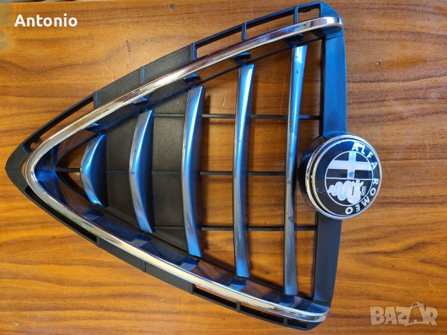 Решетка с емблема за Alfa Romeo Giulietta, снимка 2 - Части - 46390758