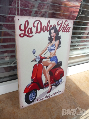 Метална табела мотор мотопед скутер италиянка секси готина От Италия с любов висок ток Веспа Пиаджо, снимка 2 - Декорация за дома - 52726084