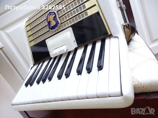 Акордеон Велтмайстер 32 баса, снимка 1