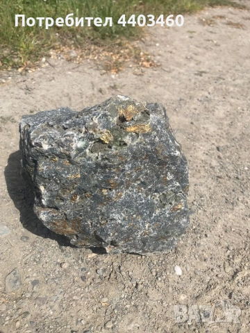 Камък с халкопирит, слюда и кварц