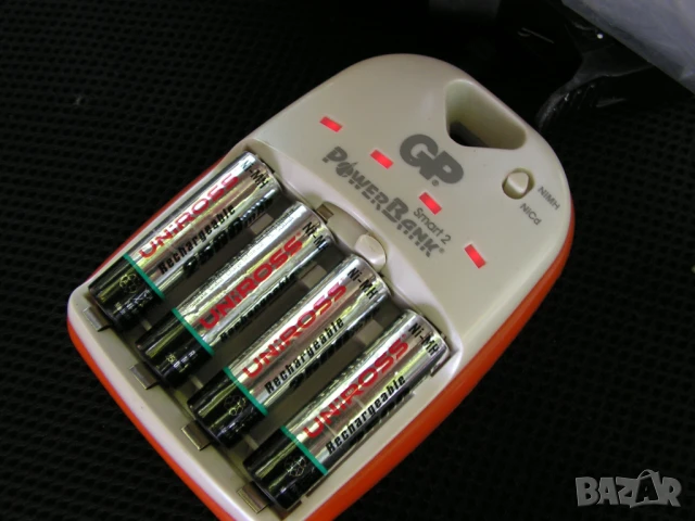 Зарядно устройство и 4 акумулаторни батерии АА  (R 6), снимка 2 - Други - 51319775