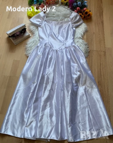 Нова бяла сатенена рокля