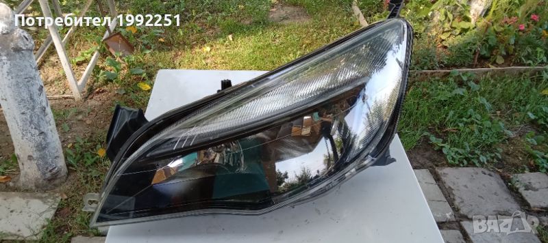 Ляв фар за  Opel Astra J. Оригинален с OEM N: 1EG 010 011- 61. Счупени две крачета отгоре и отдолу., снимка 1