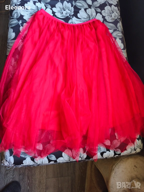 Червена тюлена пола, снимка 1