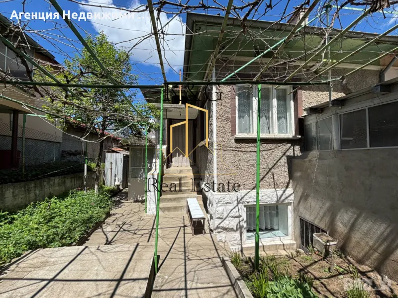 Двуетажна тухлена на гредоред къща в кв " Житница " , снимка 1