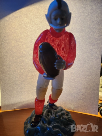 рядка фигура на играч ( американски футбол) цветно арт стъкло, ръчна работа, Чехословакия - 1960-те, снимка 5 - Други ценни предмети - 52134383