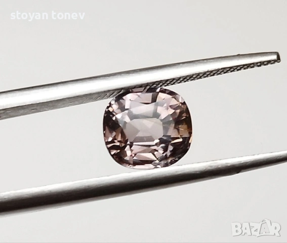  Рядък естествен електрически сиво-розов шпинел 1,41 карата! Сертификат!, снимка 2 - Други - 54155266