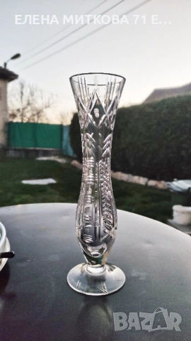 Тясна кристална ваза с богата ръчна гравюра