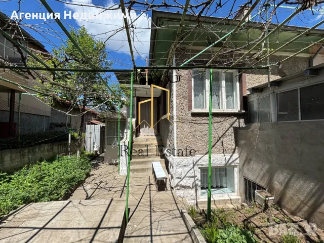 Двуетажна тухлена на гредоред къща в кв " Житница " 