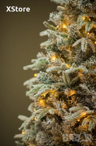 Коледна елха с вградени лампички по връхчетата