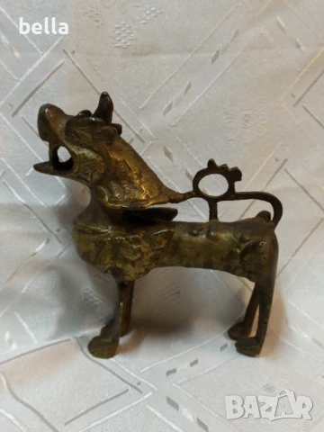 Бронзова масивна  статуетка на Фу куче, известно още като китайски лъв пазител