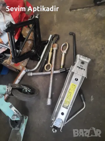 Секретни болтове за всички видове автомобили триъгълници йелеци и др., снимка 2 - Аксесоари и консумативи - 50268882