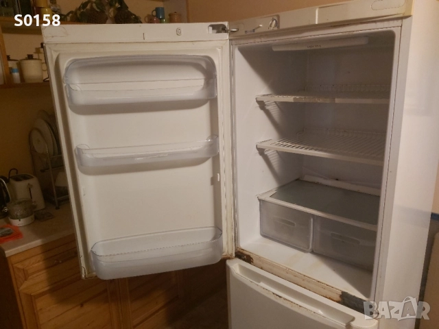 Работещ хладилник с фризер Indesit, снимка 2 - Хладилници - 52788052