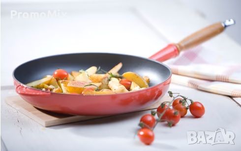 Чугунен тиган Le Creuset 20058280600460 Cherry Red 28см Чугунен емайлиран тиган дървена дръжка , снимка 2 - Съдове за готвене - 45975208