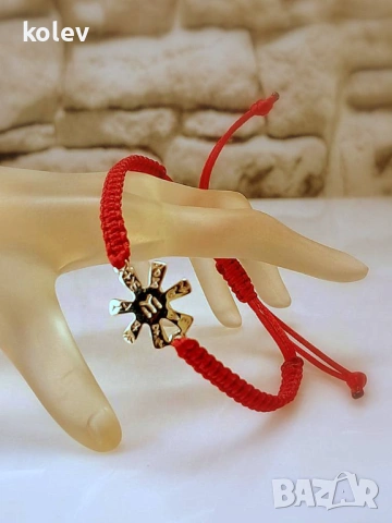 Златна фигура РОЗЕТАТА ОТ ПЛИСКА в гривна червен конец, снимка 2 - Гривни - 43925359