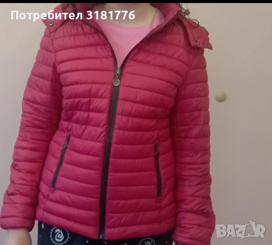 Дамско яке с подвижна качулка.