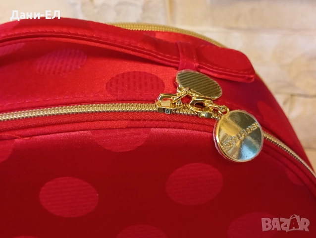 Estee Lauder Разкошен козметичен куфар от коледен блокбастър 2025, снимка 11 - Декоративна козметика - 52116927