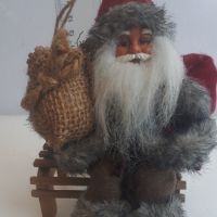 Дядо Коледа на пейка с подаръци, снимка 13 - Декорация за дома - 45082564