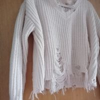 пуловер със скъсан ефект Bershka, снимка 3 - Блузи с дълъг ръкав и пуловери - 45407554