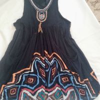 Къса рокля, туника от много фин памук с красива бродерия на деколтето и интересен принт, снимка 1 - Рокли - 45110487