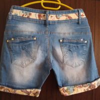 дънкови панталонки с външни шарени копчета, снимка 2 - Къси панталони и бермуди - 45254428