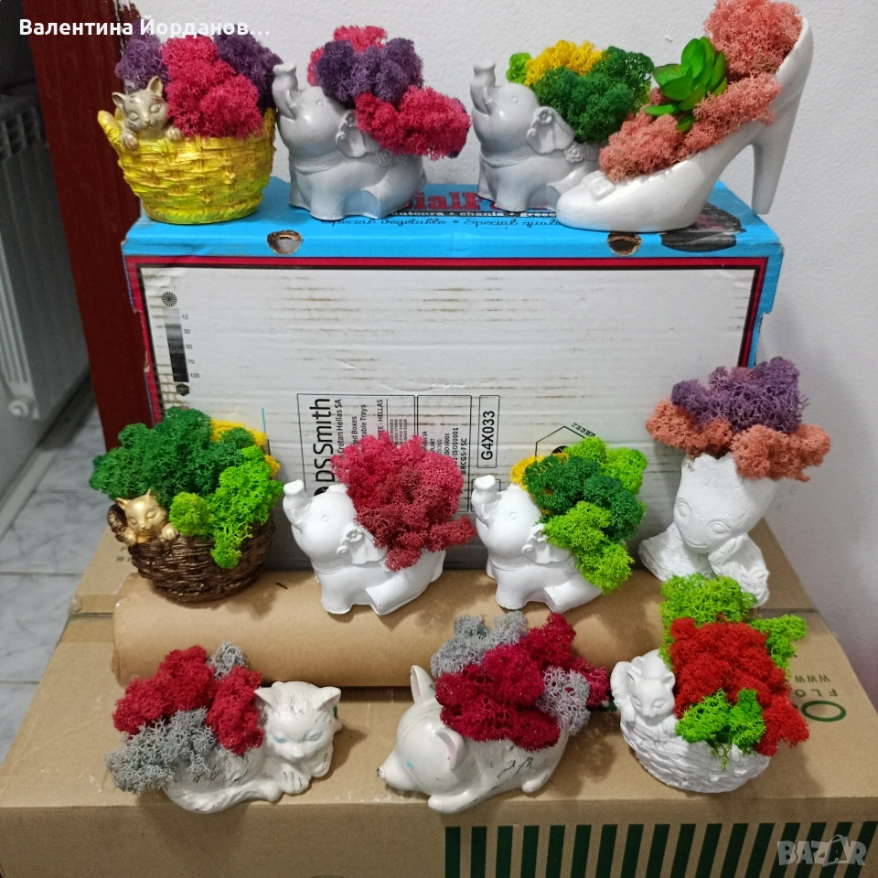 декорация с изкуствени цветя в керамична кашпа , снимка 1