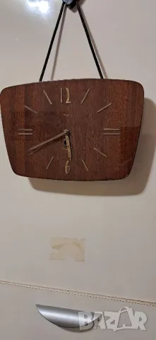 Стар стенен часовник 