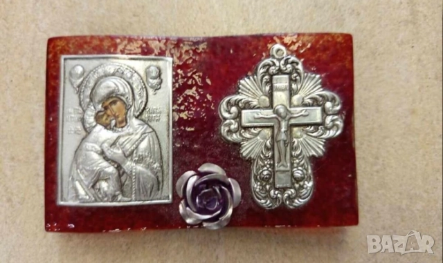 Малко разпятие и Богородица с място за малка свещ и сребърен обков направете си вашия кът за молитва
