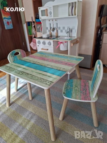 Детска дървена кухня с маса и две столчета