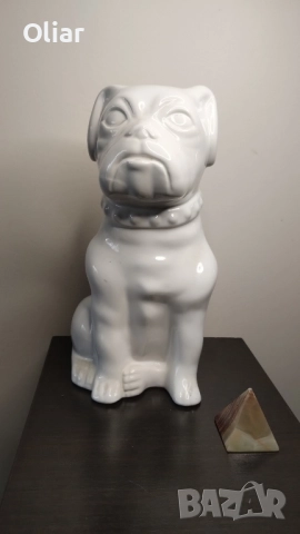 Много красива и различна статуетка на куче /булдог. 