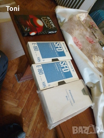 адаптер и 3 видео касети чисто нови, цена по договаряне 