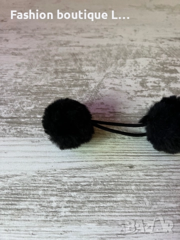 Черен ластик за коса с два пухени помпона 🖤, снимка 3 - Аксесоари за коса - 52333262